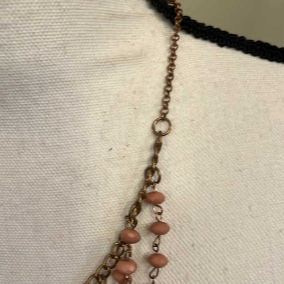 Bib necklace with pink beading - Picture 5 of 7